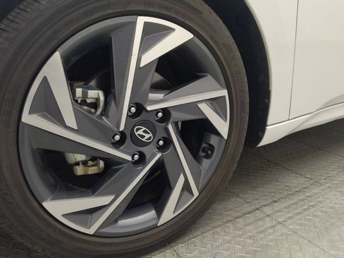 Used 2025 Hyundai Elantra SEL FWD image 31