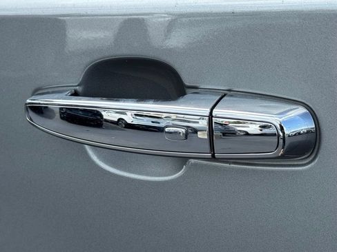 Used 2023 Chevrolet Traverse Premier FWD image 15
