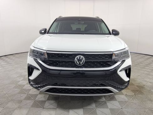 Used 2024 Volkswagen Taos SE FWD image 2