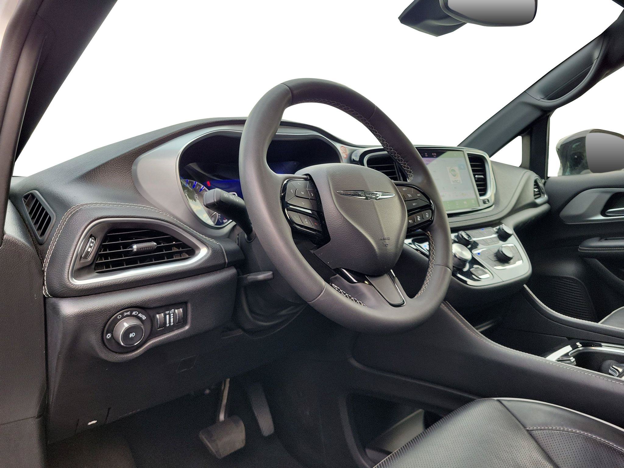 Used 2025 Chrysler Pacifica Limited FWD image 6