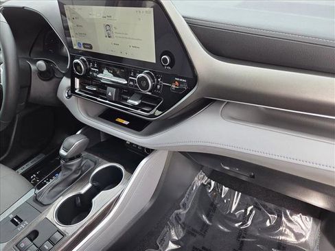 Used 2023 Toyota Highlander Limited image 21