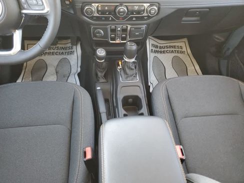 Used 2025 Jeep Wrangler Sahara image 21