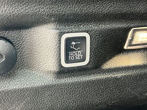 Used 2023 Jeep Grand Cherokee L Laredo image 39