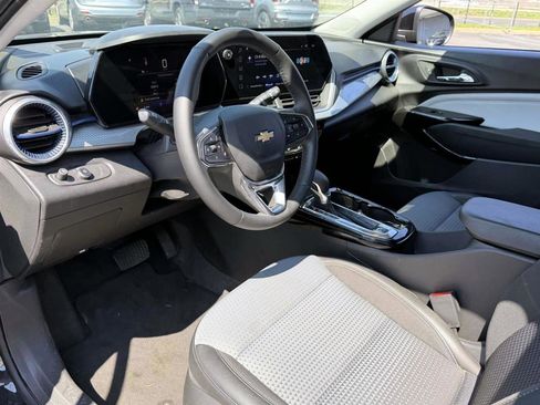 Used 2025 Chevrolet Trax LT w/ LT Convenience Package image 9