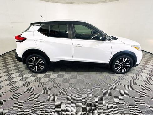 Used 2018 Nissan Kicks SV FWD image 2