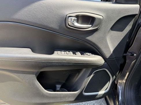 Used 2019 Jeep Compass Latitude w/ Cold Weather Group AWD/4WD image 17