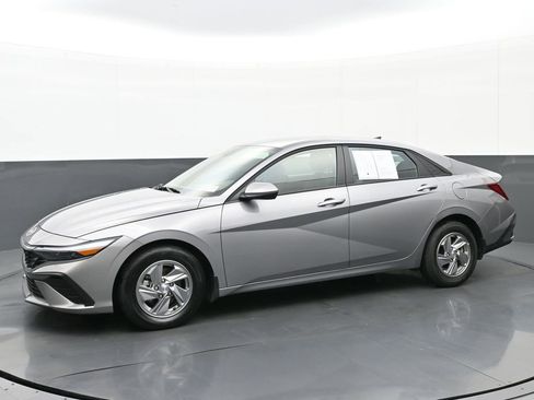 Certified 2025 Hyundai Elantra SE image 7