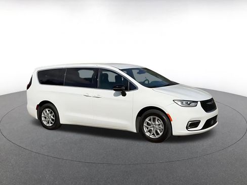 Used 2025 Chrysler Pacifica Select FWD image 2