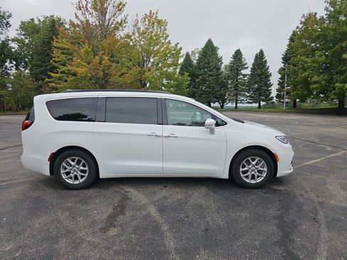 Used 2022 Chrysler Pacifica Touring-L FWD image 7