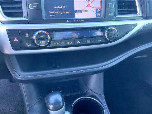 Used 2018 Toyota Highlander SE FWD image 35