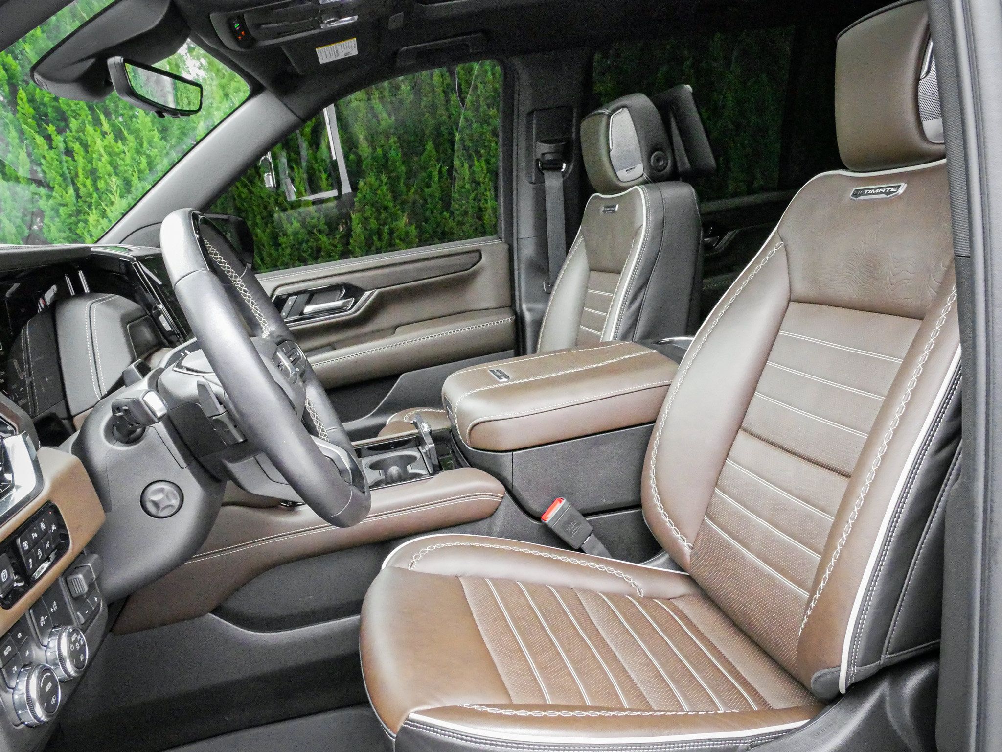 Used 2025 GMC Yukon Denali Ultimate w/ LPO, Floor Liner Package AWD/4WD image 7