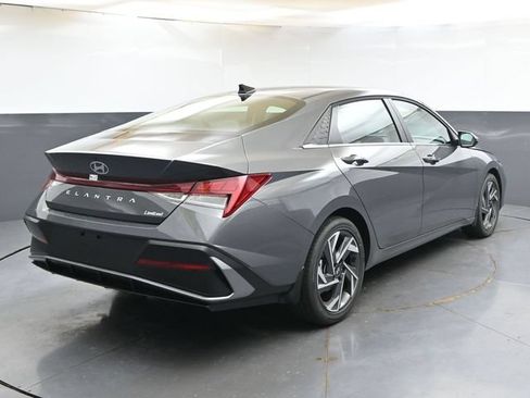 Used 2026 Hyundai Elantra Limited FWD image 5