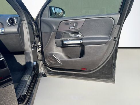 Used 2020 Mercedes-Benz GLB 250 w/ Premium Package image 22