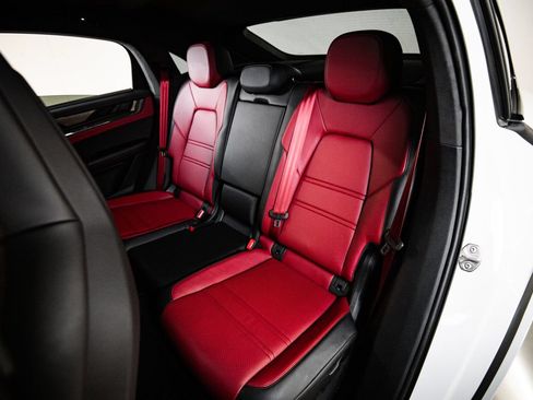Used 2026 Porsche Cayenne GTS AWD/4WD image 25