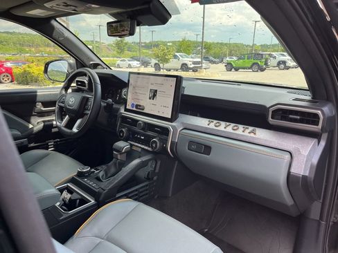 Used 2025 Toyota 4Runner Trailhunter AWD/4WD image 29