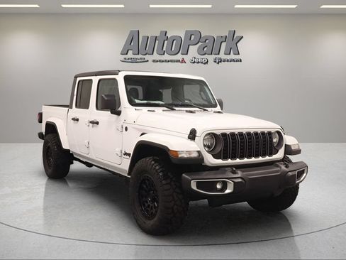 Used 2025 Jeep Gladiator Sport AWD/4WD image 2