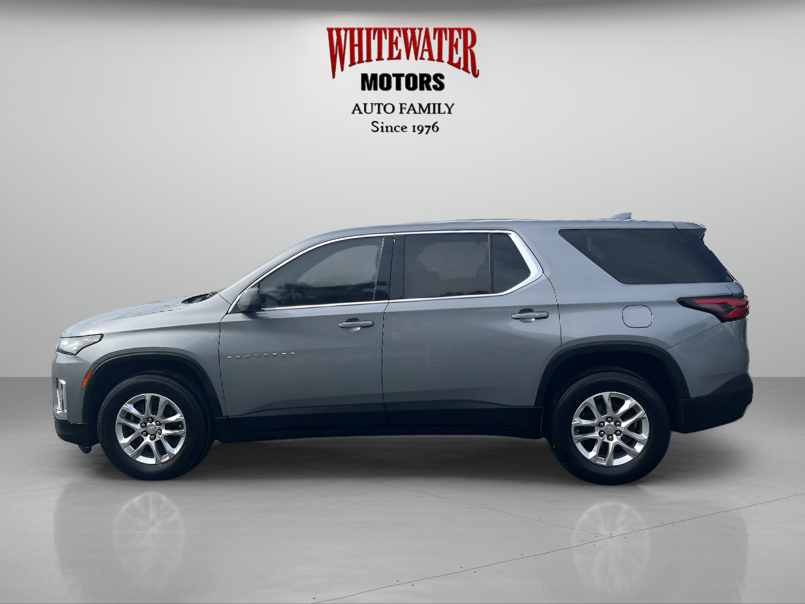 Used 2023 Chevrolet Traverse LS FWD image 2