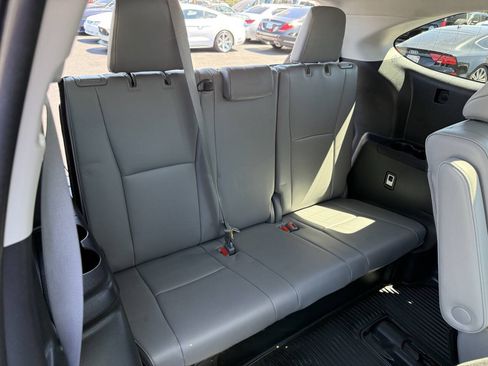 Used 2023 Toyota Highlander Platinum FWD image 21
