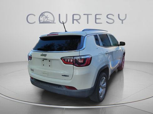 Used 2018 Jeep Compass Latitude w/ Cold Weather Group AWD/4WD image 3