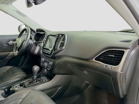 Used 2019 Jeep Cherokee Limited FWD image 32