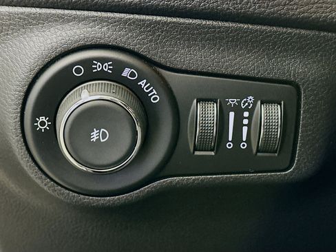 Used 2018 Jeep Compass Latitude w/ Popular Equipment Group image 17