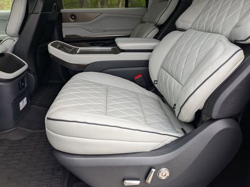 New 2026 Lincoln Navigator L Black Label AWD/4WD image 18