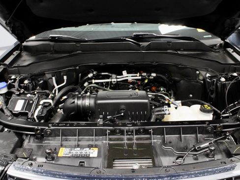 Used 2024 Ford Explorer XLT w/ Equipment Group 202A AWD/4WD image 17