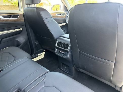 Used 2025 Volkswagen Atlas SE AWD/4WD image 13