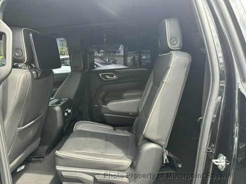 Used 2023 GMC Yukon XL SLT w/ SLT Premium Package RWD image 17