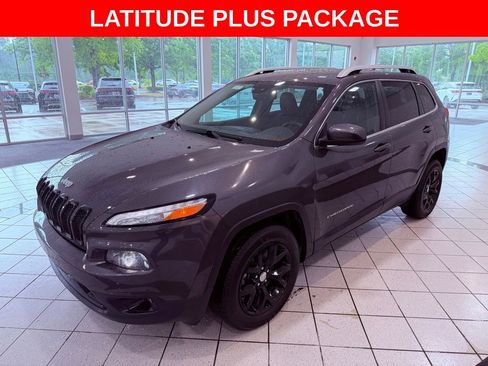 Used 2018 Jeep Cherokee Latitude Plus w/ Comfort/Convenience Group FWD image 3