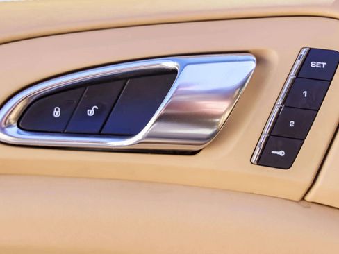 Used 2016 Porsche Cayenne Turbo image 15