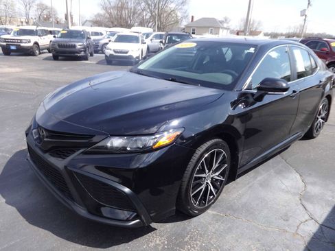 Used 2021 Toyota Camry SE w/ Cold Weather Package image 3