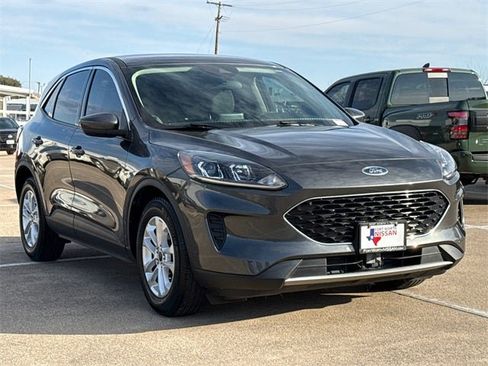 Used 2020 Ford Escape SE image 2