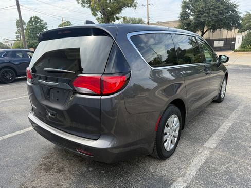 Used 2021 Chrysler Voyager L FWD image 5