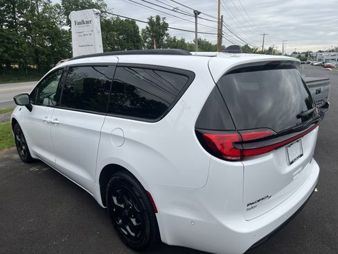 Used 2025 Chrysler Pacifica Premium FWD image 6