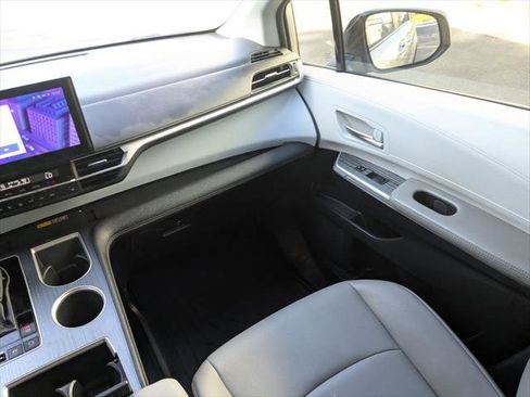 Certified 2025 Toyota Sienna XLE FWD image 17