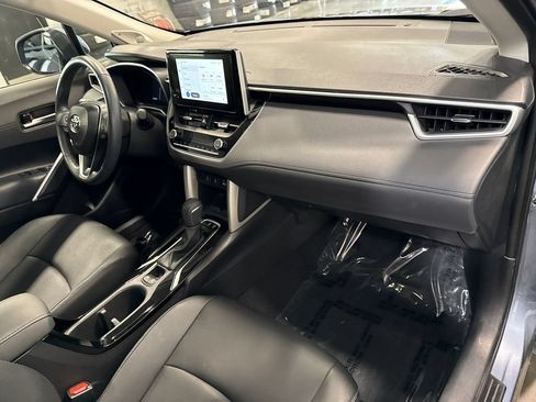 Used 2024 Toyota Corolla Cross XLE w/ Convenience Package AWD/4WD image 17