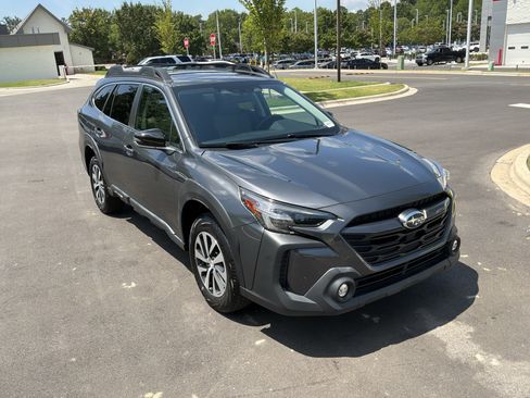Used 2024 Subaru Outback Premium AWD/4WD image 2