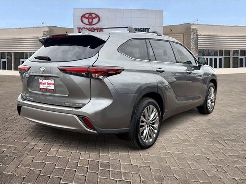 New 2026 Toyota Highlander Platinum image 6