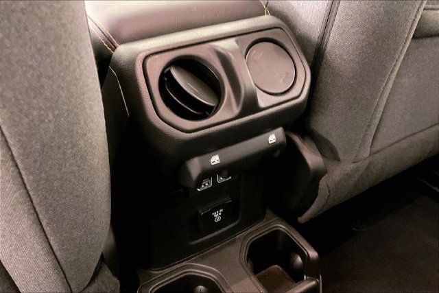 Used 2026 Jeep Wrangler Unlimited Sahara AWD/4WD image 9