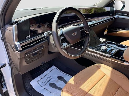 New 2026 Cadillac Escalade ESV Luxury w/ LPO, Radiant Package AWD/4WD image 16
