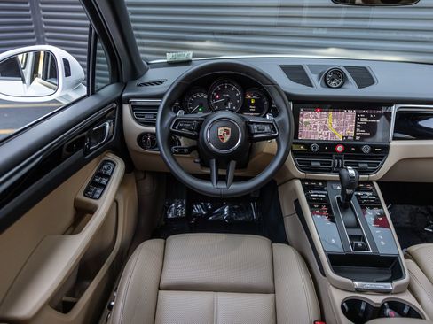 Certified 2025 Porsche Macan image 13
