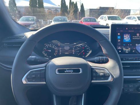 Used 2025 Jeep Compass Trailhawk image 40