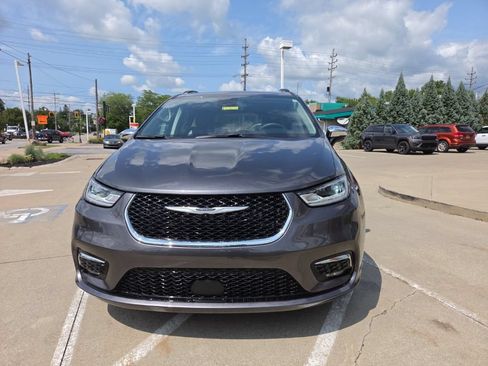 Used 2023 Chrysler Pacifica Limited w/ Uconnect Theater Family Group AWD/4WD image 4