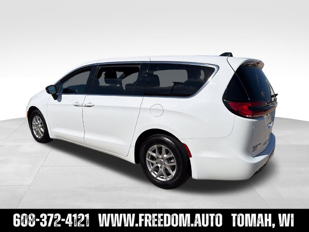 Used 2025 Chrysler Pacifica Select FWD image 4