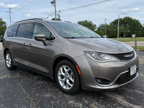 Used 2017 Chrysler Pacifica Touring-L w/ Tire & Wheel Group FWD image 8