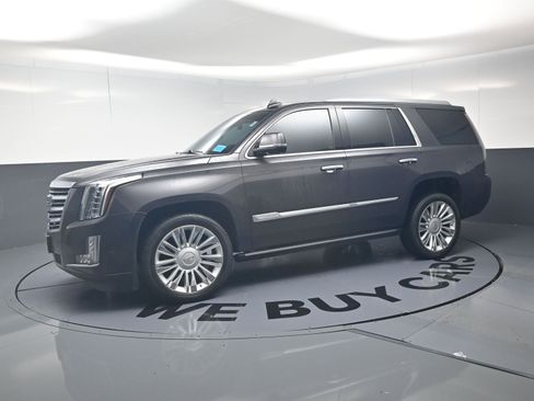 Used 2018 Cadillac Escalade Platinum AWD/4WD image 6