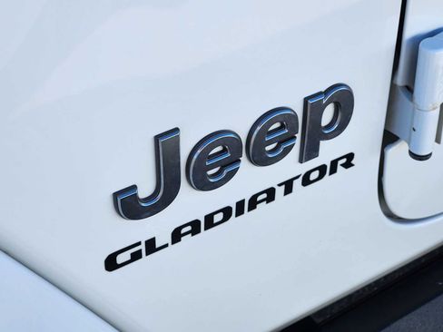 Used 2020 Jeep Gladiator Overland image 11
