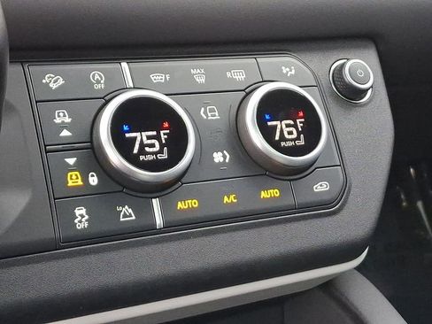 Used 2024 Land Rover Defender 130 X-Dynamic SE image 18