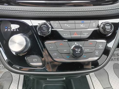 Used 2027 Chrysler Pacifica Select AWD/4WD image 17